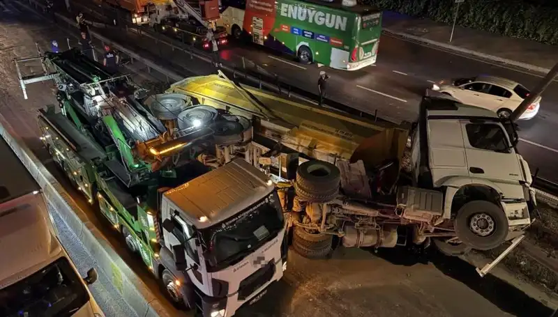 Devrilen Moloz Yüklü Hafriyat Kamyonu, Şehir İçinde Kaos Yarattı