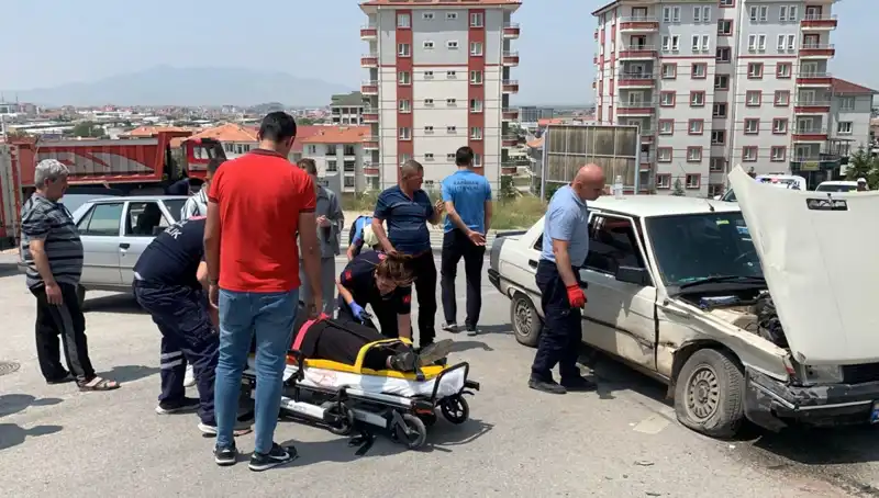 Kavşakta meydana gelen kaza iki kişinin yaralanmasına yol açtı!