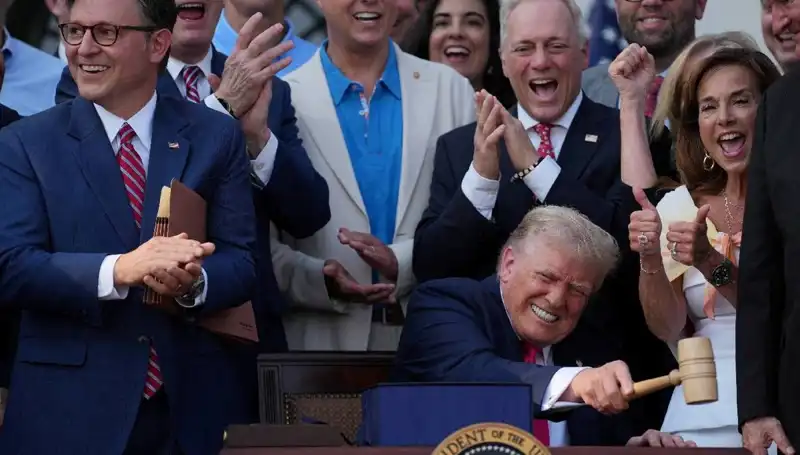 Trump, "Büyük ve Güzel Yasa Tasarısı'nı İmzaladı: ABD'yi Neler Bekliyor?**