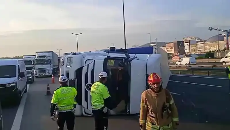 Pendik TEM Otoyolu'nda Devrilen TIR, İstanbul Yönünde Trafik Kaosu Yarattı