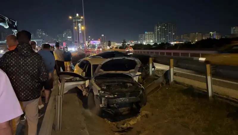 Makas Atan Sürücü, İki Otomobili Yol Ayrımında Boşluğa Sürükledi!
