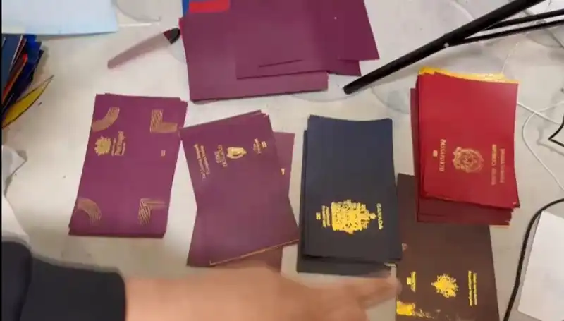 Türkiye'de Sahte Pasaport ve Belgeler İçin Dev Operasyon Gerçekleştirildi
