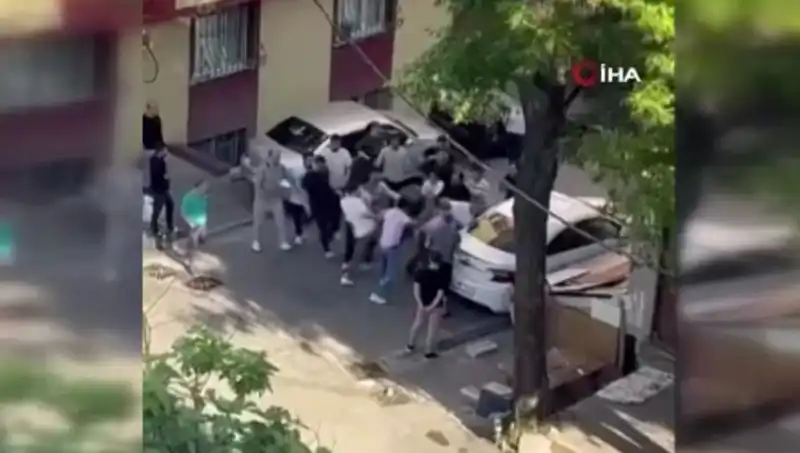 Kapıları Zorlayan Madde Bağımlısına sokakta Aniden Meydan Dayağı
