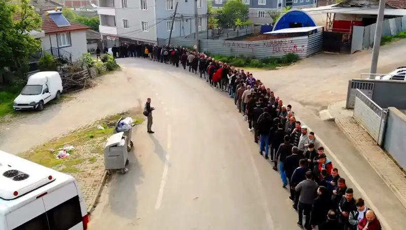 Bursa'da Geleneksel Bayramlaşma Kuyruğu: 1 Kilometreye Ulaşan Uzunluğuyla Dikkat Çekti