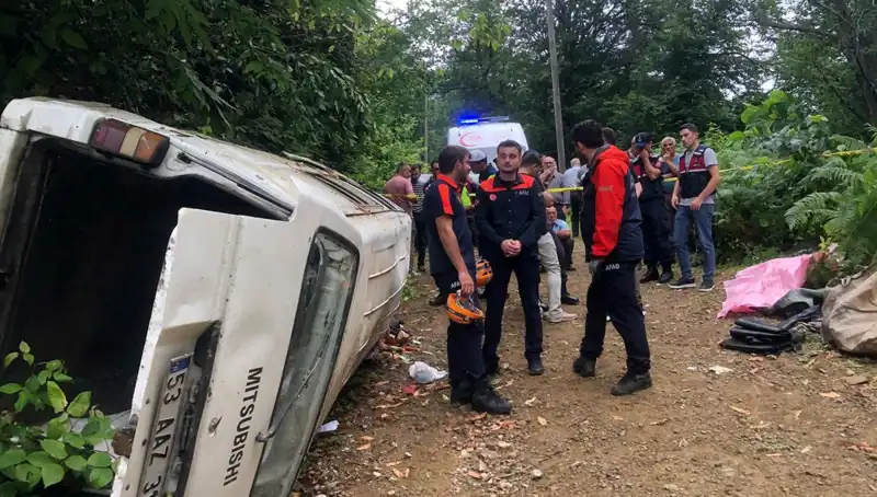 Rize'de Minibüs Faciası: Yamaçtan Yuvarlanma Sonucu İki Kişi Hayatını Kaybetti