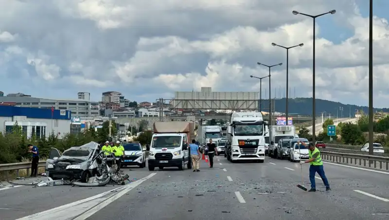 Otoyolda Feci Kaza: Üç Kişi Araçta Sıkıştı, Trafik Aksadı