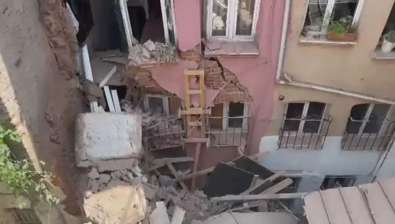 İstanbul'da Tarihi Bina Balkonu Çöktü: Olayın Ardındaki Gizem Nedir?