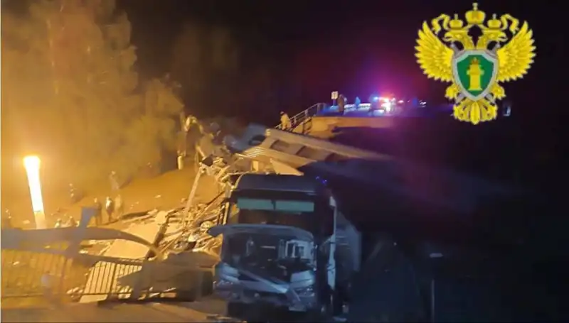 Rusya'da Köprünün Trenin Üzerine Çökmesi: Korkunç Kazada Ölü ve Yaralılar Var