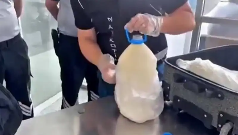 Havalimanında Süt Şişesinde Uyuşturucu Skandalı: 12 Kilo 800 Gram Ele Geçirildi