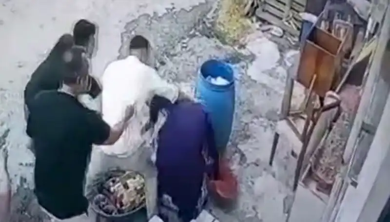 Başakşehir'de Bidon Tartışması Öz Kılıçları Ortaya Çıkardı: Baba ve Oğul Kadını Dövdü