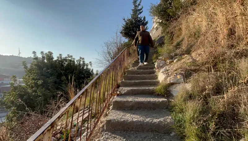Uçurumun Kenarındaki Evler: 107 Basamaklı Merdivenle Hayata Tırmanış