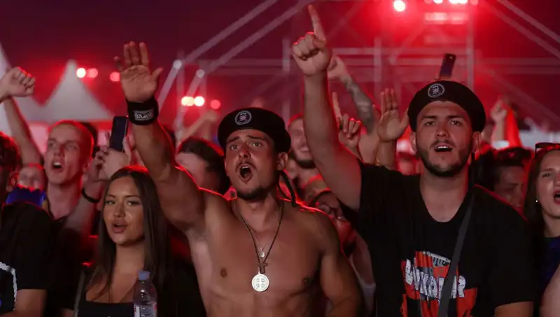 Thompson Konserinde Nazi Selamı Skandalı: Müzik ve Provokasyon Bir Arada