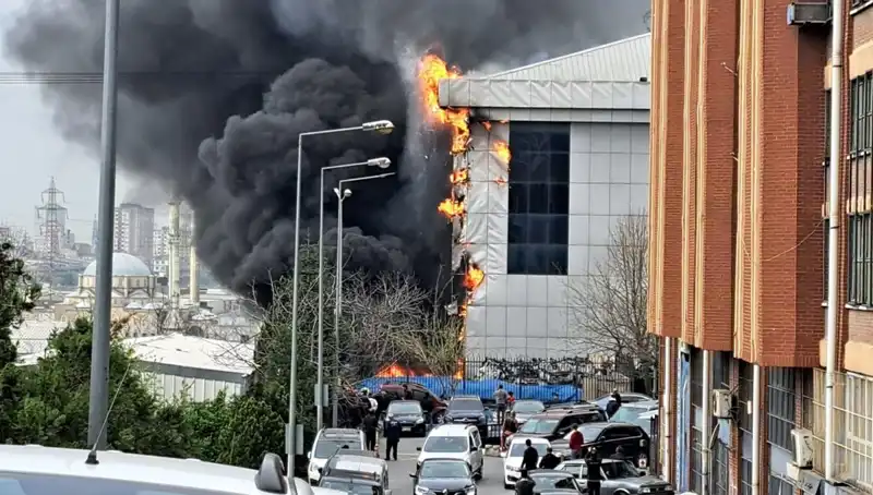 Başakşehir Sanayi Sitesinde Büyük Yangın: Ekipler Olay Yerinde Mücadele Ediyor