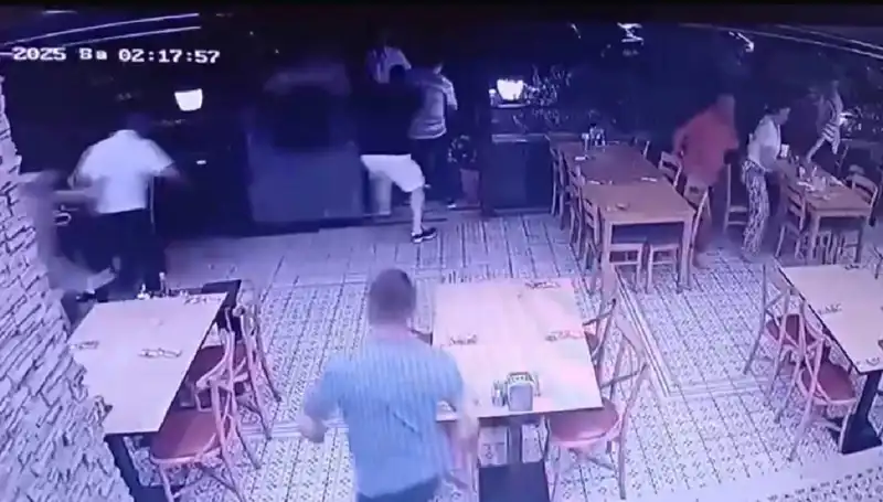 Deprem Anı: Güvenlik Kamerasına Yansıyan Korku Dolası