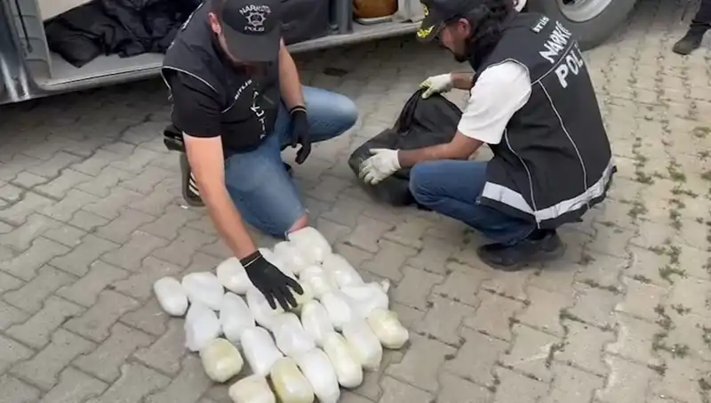 Yolcunun Valizinden 13 Kilo Metamfetamin Çıktı: Uyuşturucu Kaçakçılığına Darbe