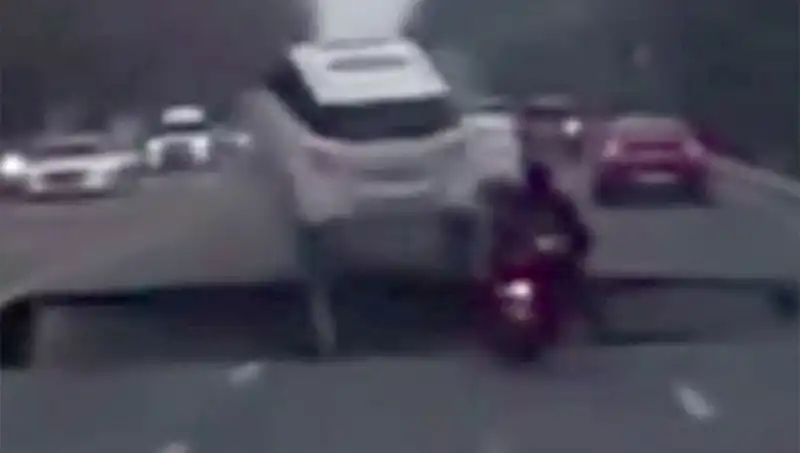 Güney Kore'de Otoyolda Dev Çukur Motosikleti Yuttu: Olayın Ayrıntıları