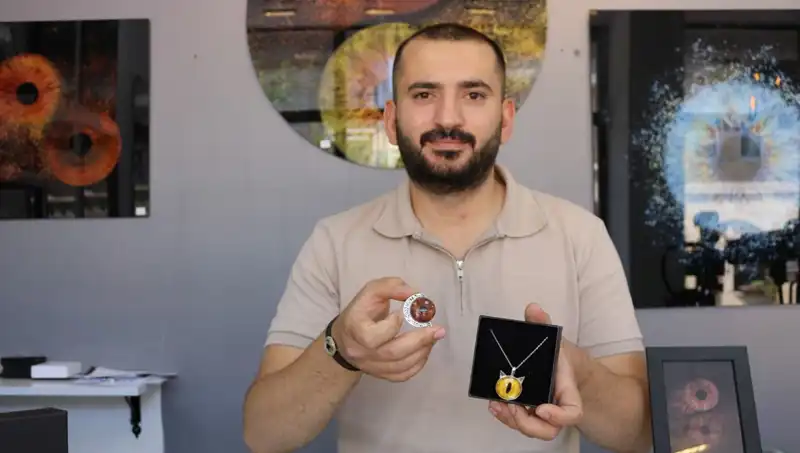 Çektiği İris Fotoğraflarını Sanat Eserlerine Dönüştürüyor: İlk Uygulayan Kişi Kendisi