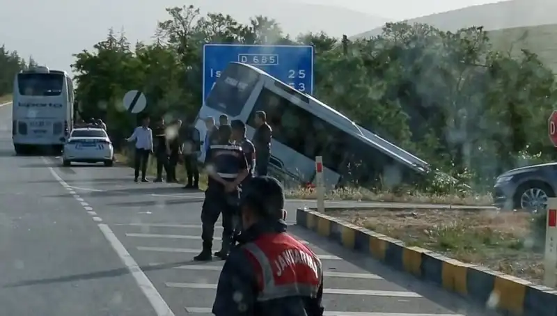 Isparta'da Korkutucu Kaza: Tur Otobüsü Yolcu Otobüsüyle Çarpıştı