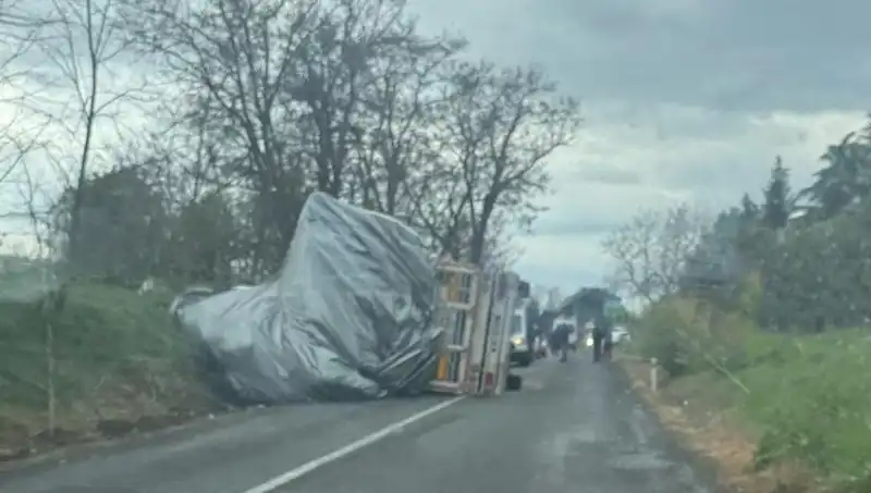 Tekirdağ’da Saman Yüklü TIR Devrildi: 1 Kişi Yaralandı