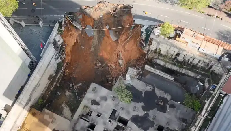 Sarıyer'de Büyük Çökmenin Ardından Cadde Trafige Kapandı!