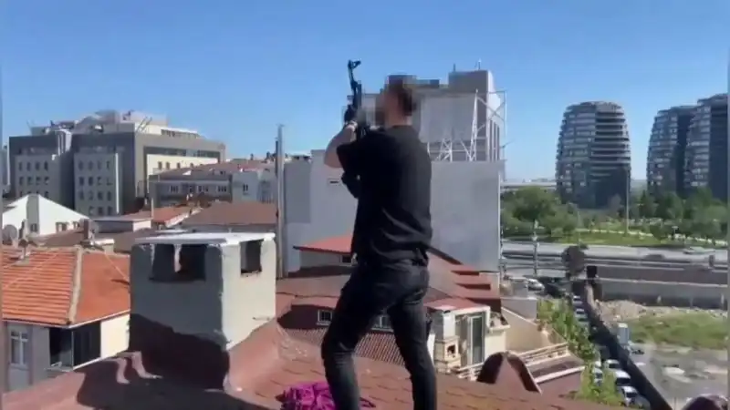 İstanbul’da İlginç Olay: Çatıdan Bacaya AK-47 İndi