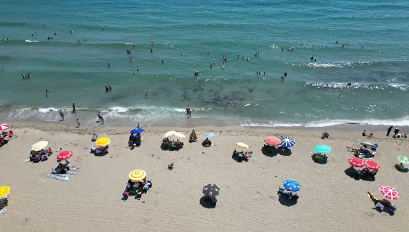 Sıcak Havalarda Tekirdağ Sahilleri Dolup Taşıyor: Yerli ve Yabancı Turist Akını