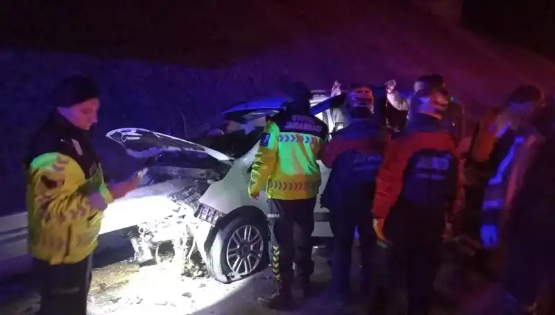Bariyer Otomobile Saplandı: Feci Kaza 4 Yaralıyla Sonuçlandı!