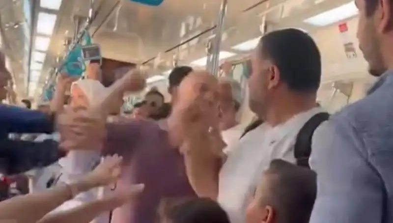 Marmaray'da Yaşanan Yumruklu Kavga Seyircileri Şoke Etti