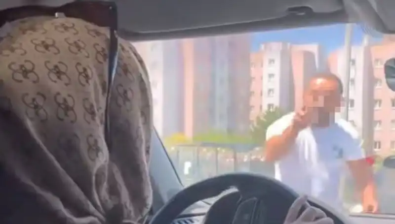 Trafikte Dehşet Anları: Aracın Camını Yumruklayan Kavga!
