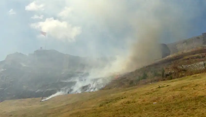 Kars Kalesi Eteklerinde Söğüt Alevlerine Teslim Oldu: Anız Yangını Paniğe Neden Oldu