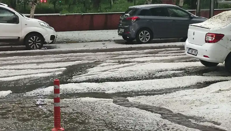 Ardahan'da Dolu Fırtınası: Şehir Beyaza Büründü, Gözler Ağızları Açık Kaldı!