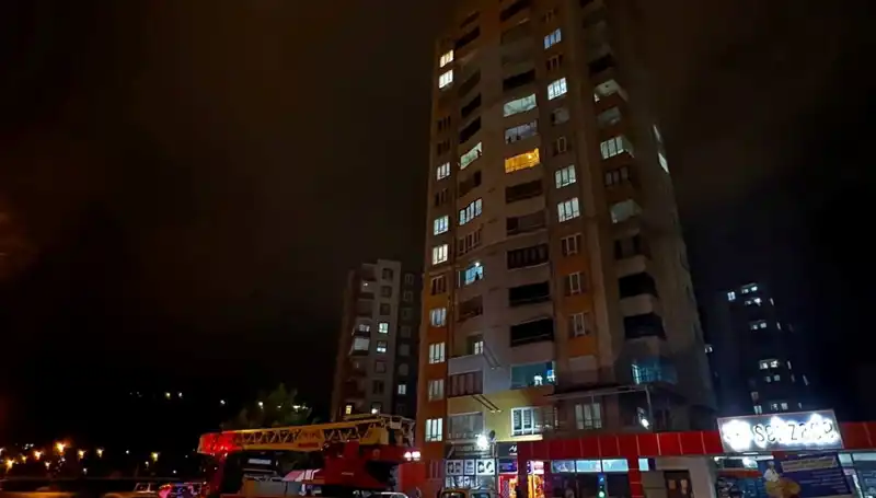 Yıldırım, Apartmanın Çatısına Düştü! Olay Yerinde Şok Edici Gelişmeler