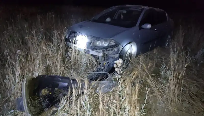 Burdur’da Kontrolden Çıkan Otomobil Tarlaya Uçtu: 2 Kişi Yaralandı
