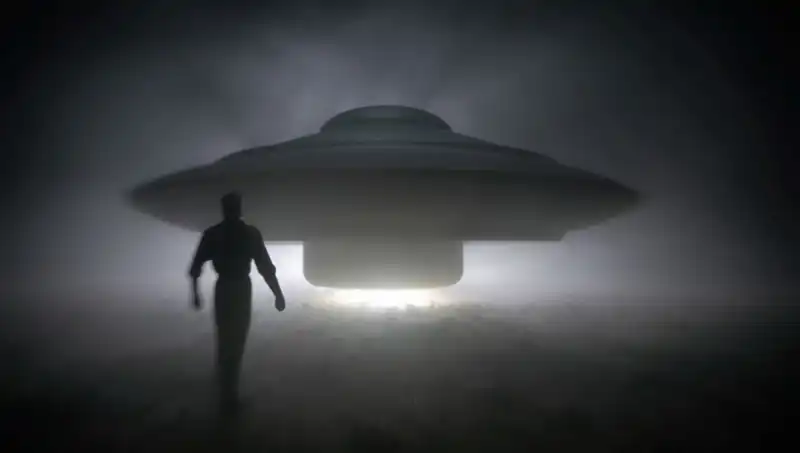Uzman UFO Avcısından Şok Uyarı: Uzaylılar Masum İnsanları Hedef Alıyor
