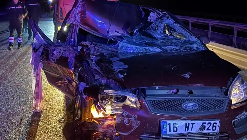 Afyonkarahisar'da Otomobil ile TIR Çarpıştı: Can Pazarı!