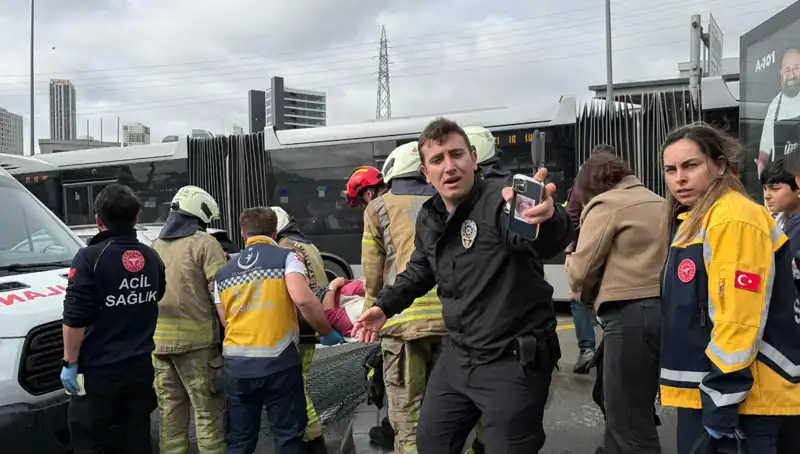 Metrobüste Korkunç Kaza: Seferler Durdu, Çok Sayıda Yaralı ve Ölü Var