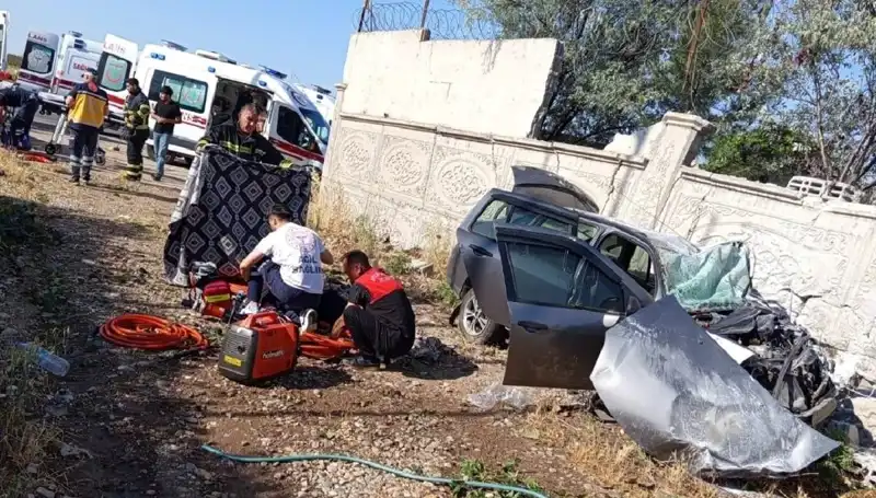 Lastiği Patlayan Araç, İstinat Duvarına Çarptı: 1 Kişi Hayatını Kaybetti
