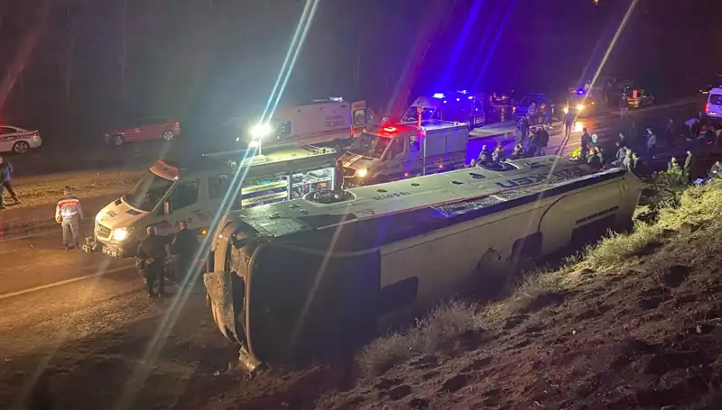 İşçi Servisinin Devrilmesi 23 Yaralının Hayatını Tehdit Etti